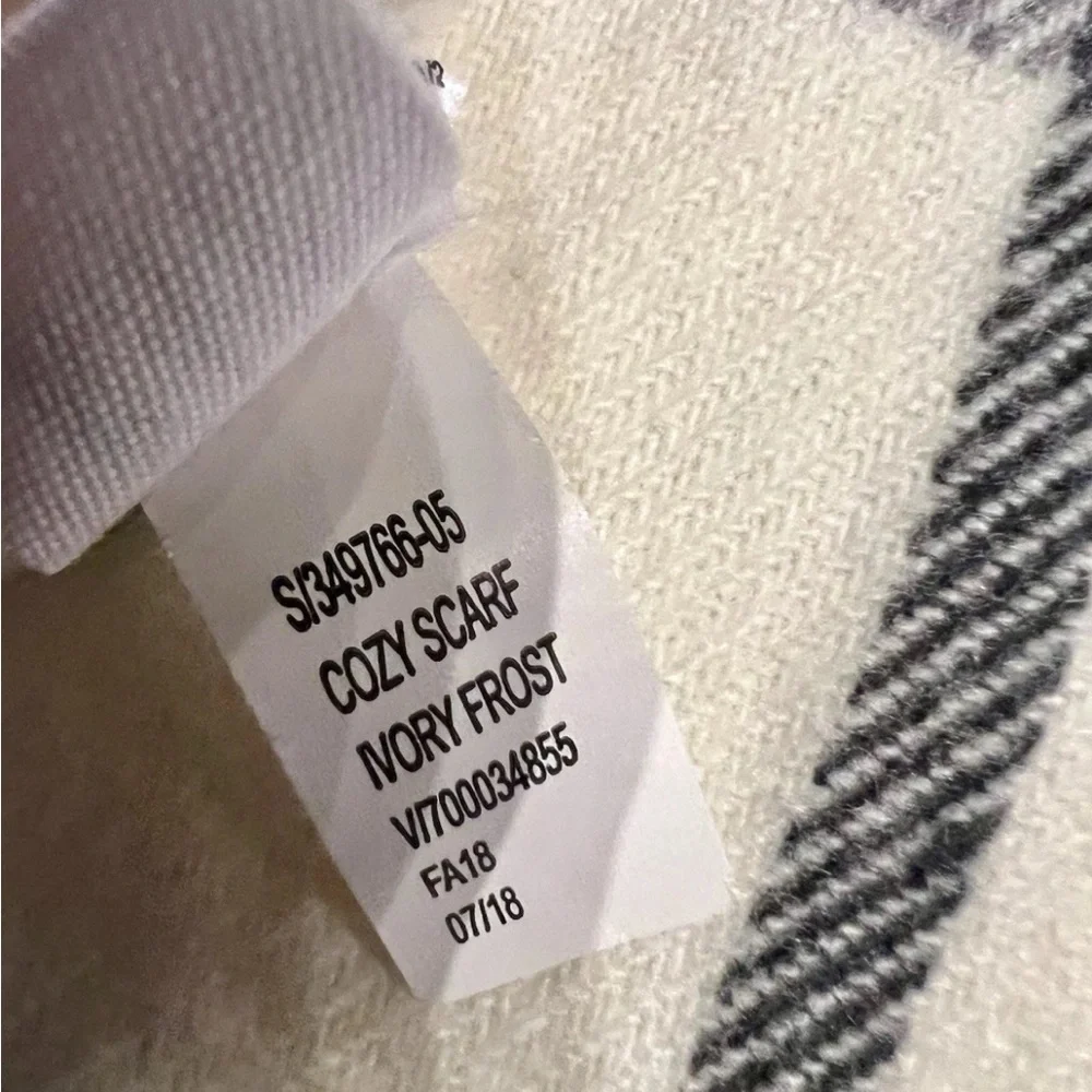 The Gap Striped Cozy Scarf Ivory & Black Windowpane Pattern So Soft NWOT 24